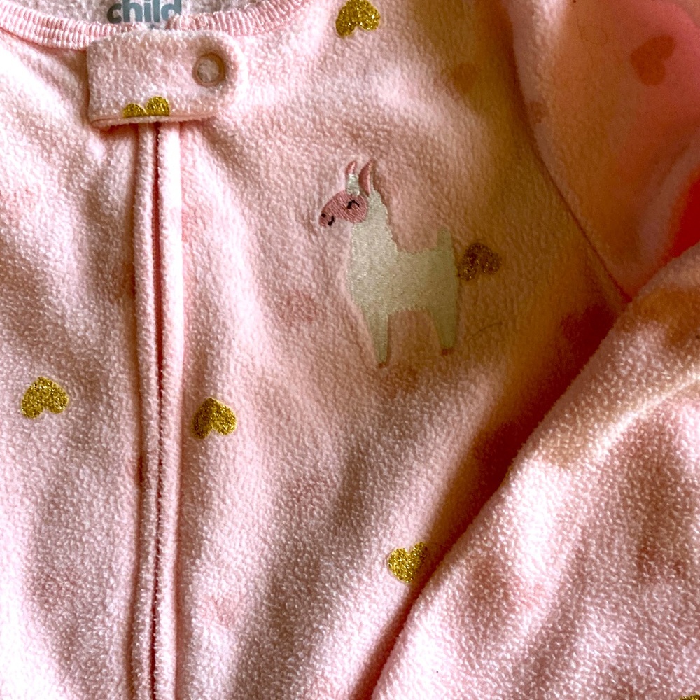 Toddler zip up onesies. Gently worn and keeps you warm.😌